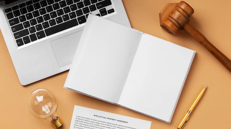 کپی رایت DCMA - لپ تاپ و چکش قاضی و مداد و لامپ