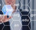 زن در حال انتخاب دامنه com به عنوان یک دامنه gtld
