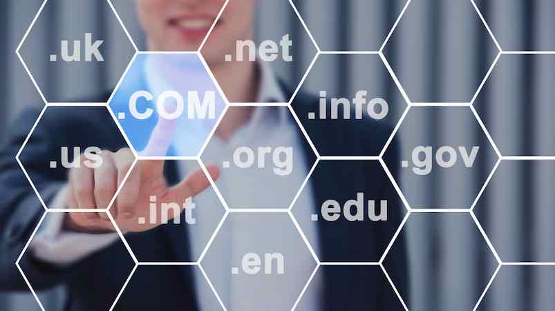 زن در حال انتخاب دامنه com به عنوان یک دامنه gtld